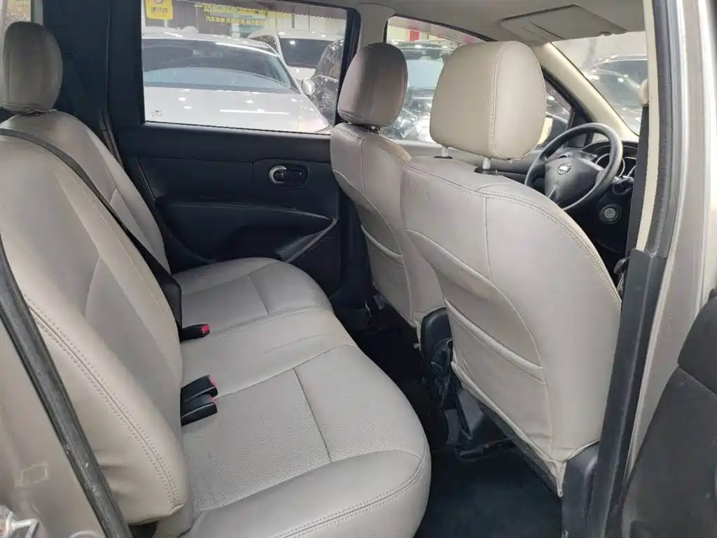 Livina 1.6 XE CVT Comfort