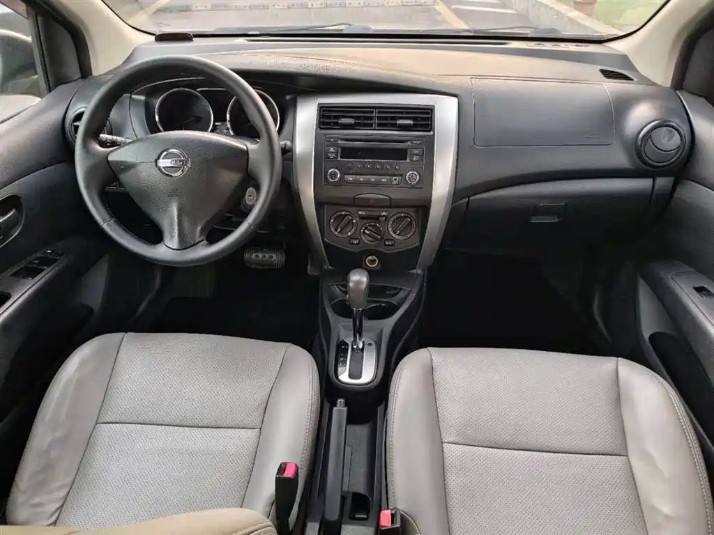Livina 1.6 XE CVT Comfort