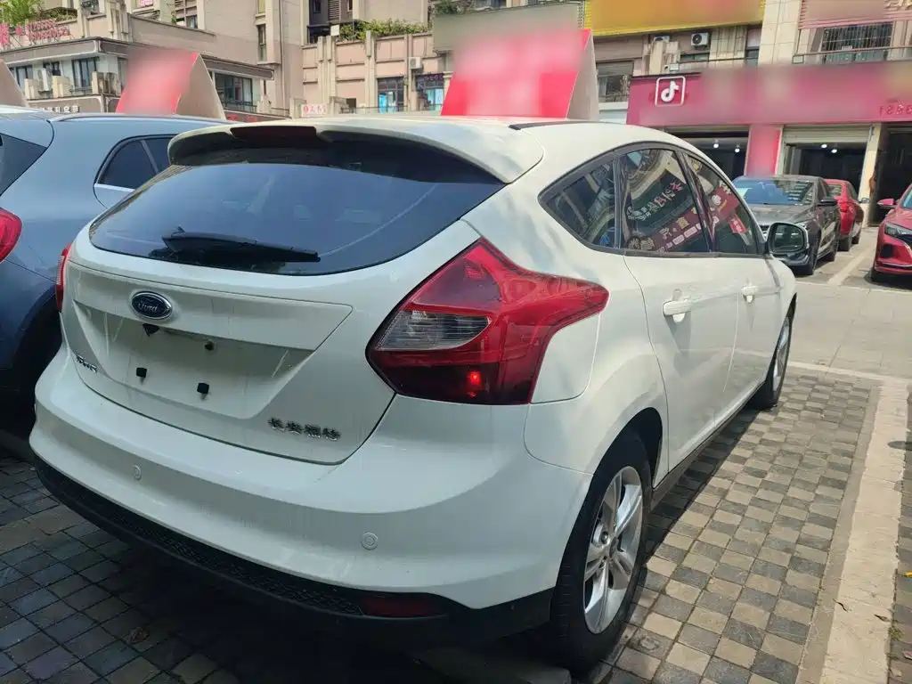 Focus Hatchback 1.6 L Auto Style