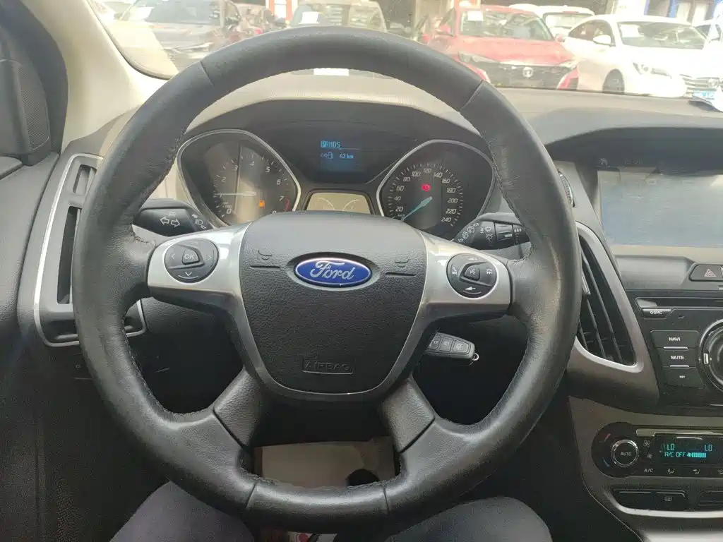 Focus Hatchback 1.6 L Auto Style