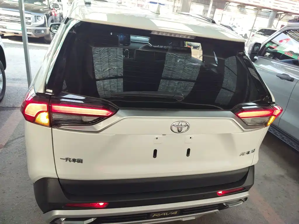 RAV4 2.0 L CVT 2 WD Distinguished