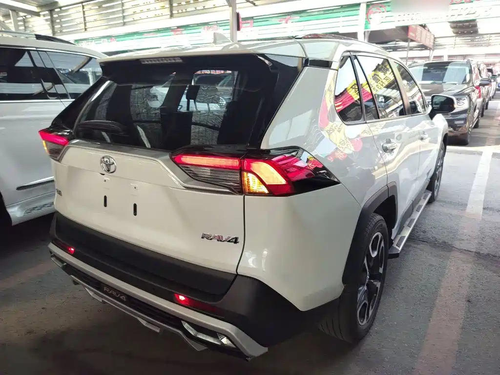 RAV4 2.0 L CVT 2 WD Distinguished
