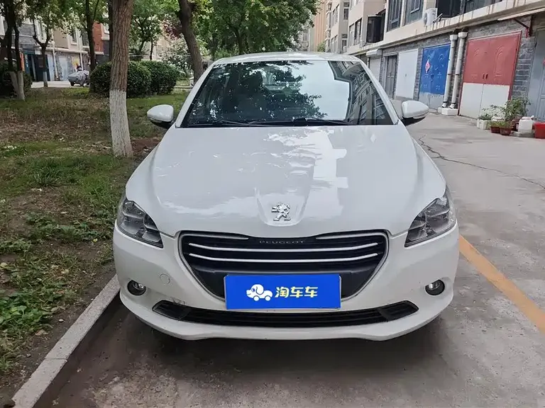 Peugeot 301 1.6 L Manual Comfort