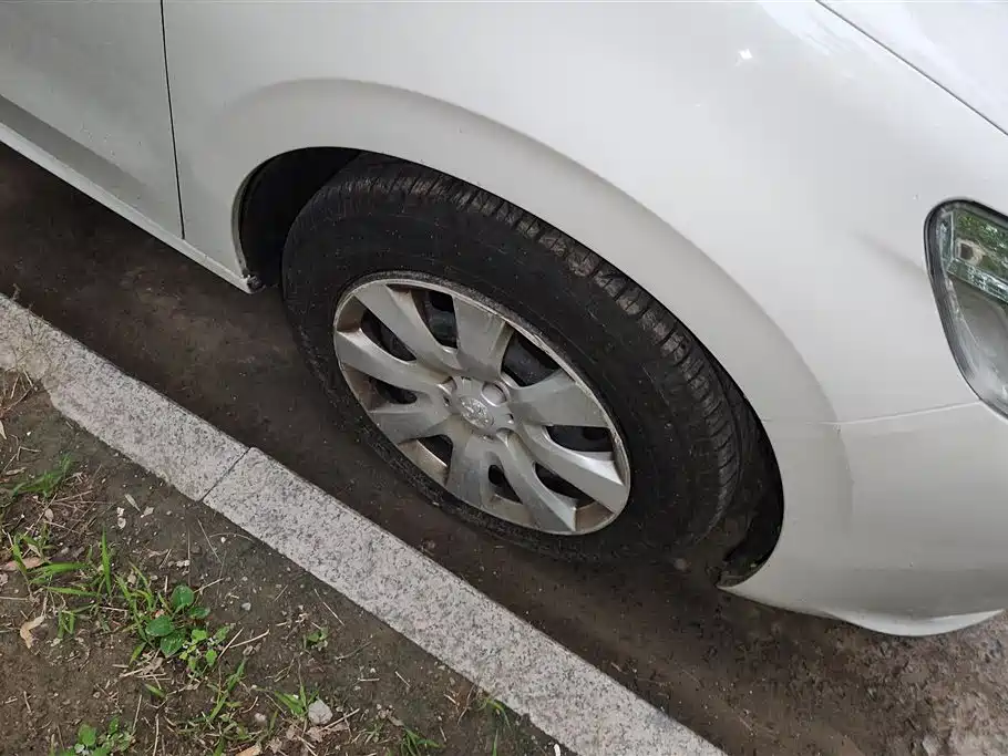 Peugeot 301 1.6 L Manual Comfort