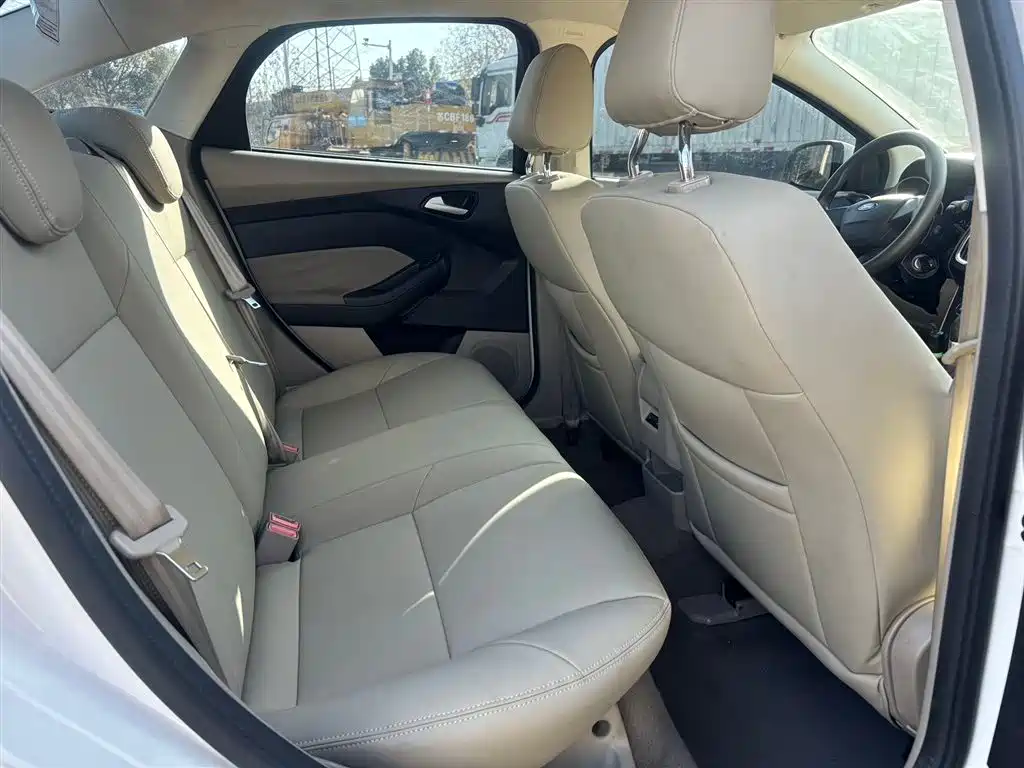 Focus Sedan 1.6 L Auto Comfort