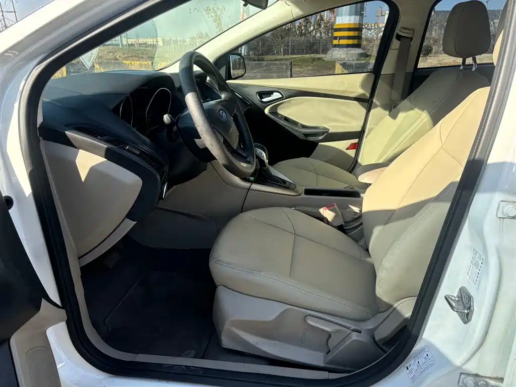 Focus Sedan 1.6 L Auto Comfort