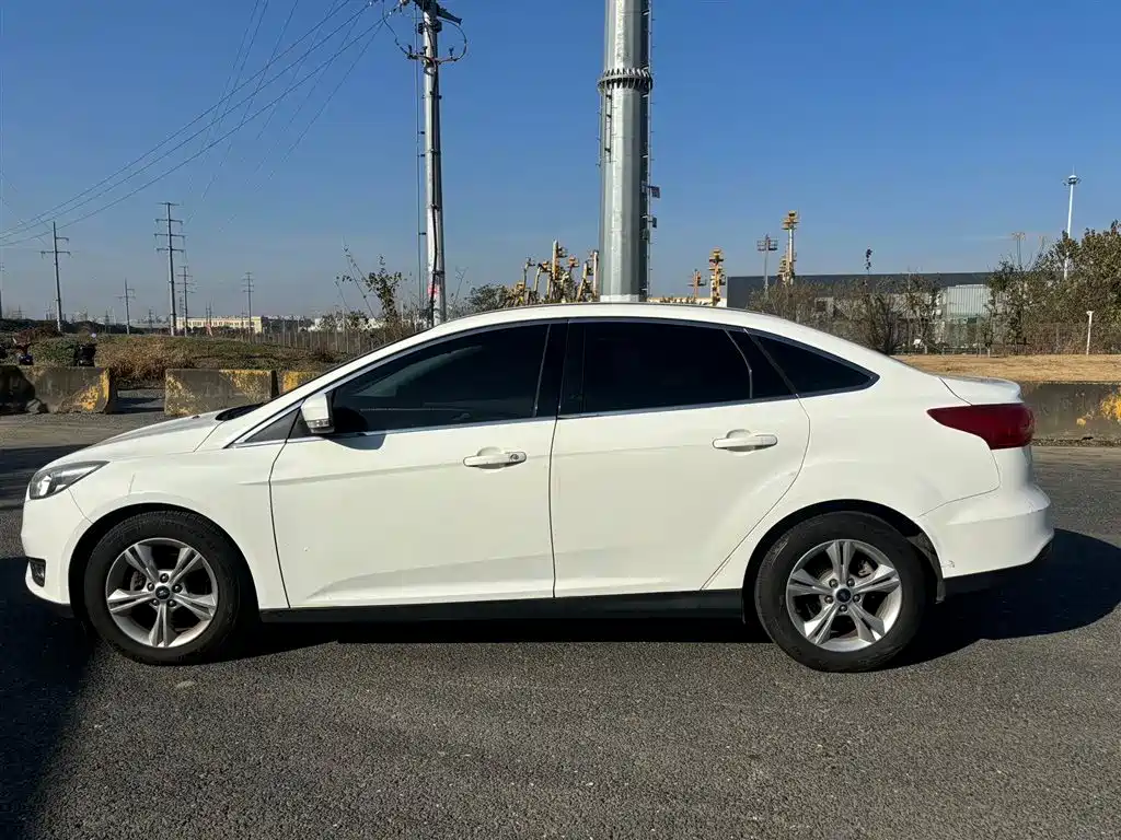 Focus Sedan 1.6 L Auto Comfort