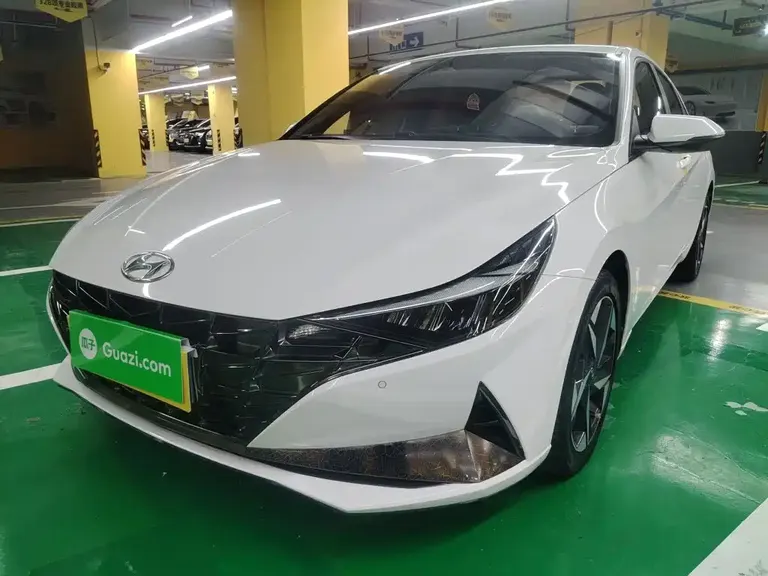 Hyundai Elantra 240 TGDi DCT LUX Distinguished