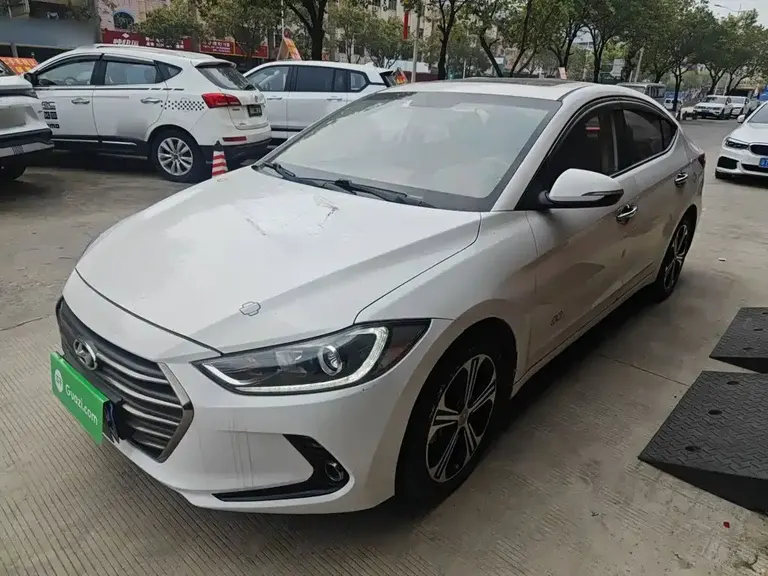 Hyundai Elantra 1.4 T DCT Dynamic Shine · Active