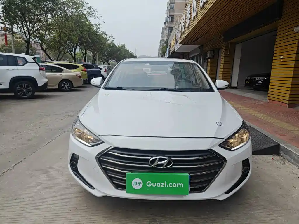 Elantra 1.4 T DCT Dynamic Shine · Active