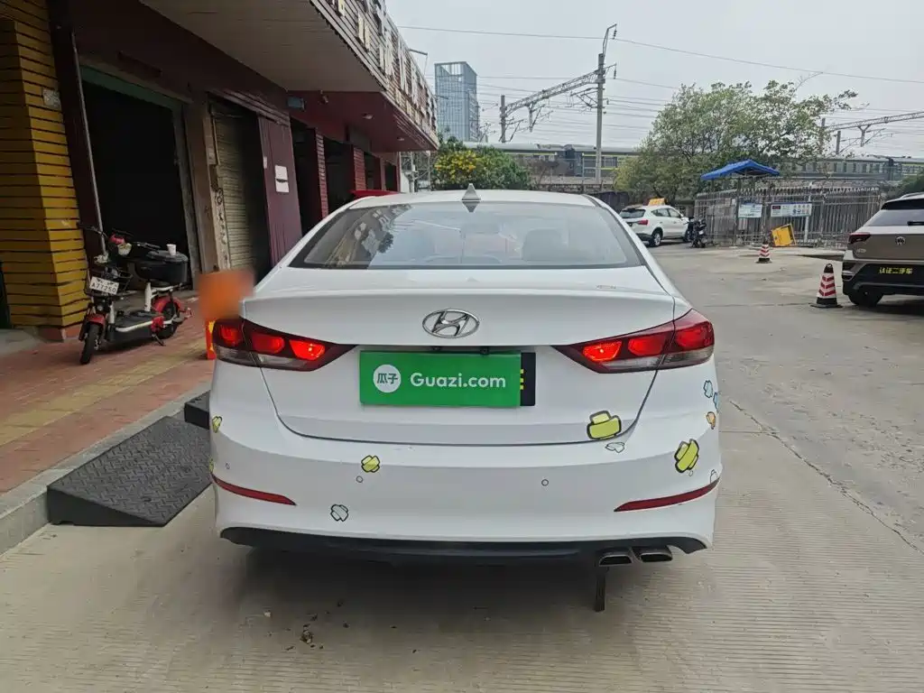 Elantra 1.4 T DCT Dynamic Shine · Active