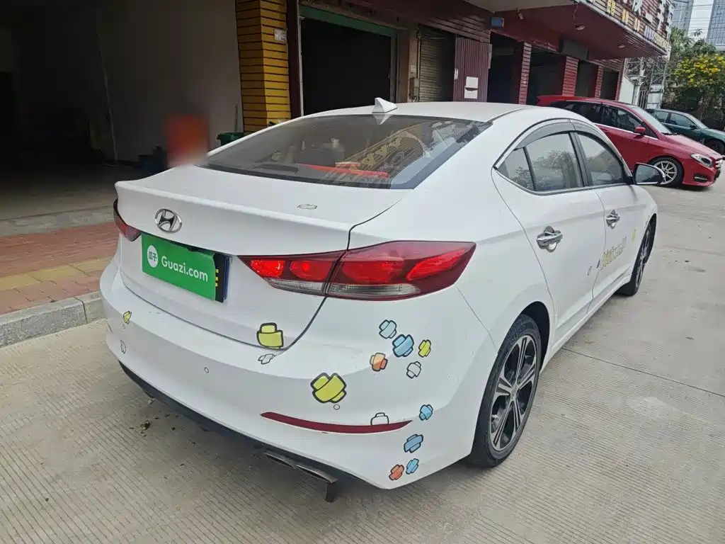 Elantra 1.4 T DCT Dynamic Shine · Active