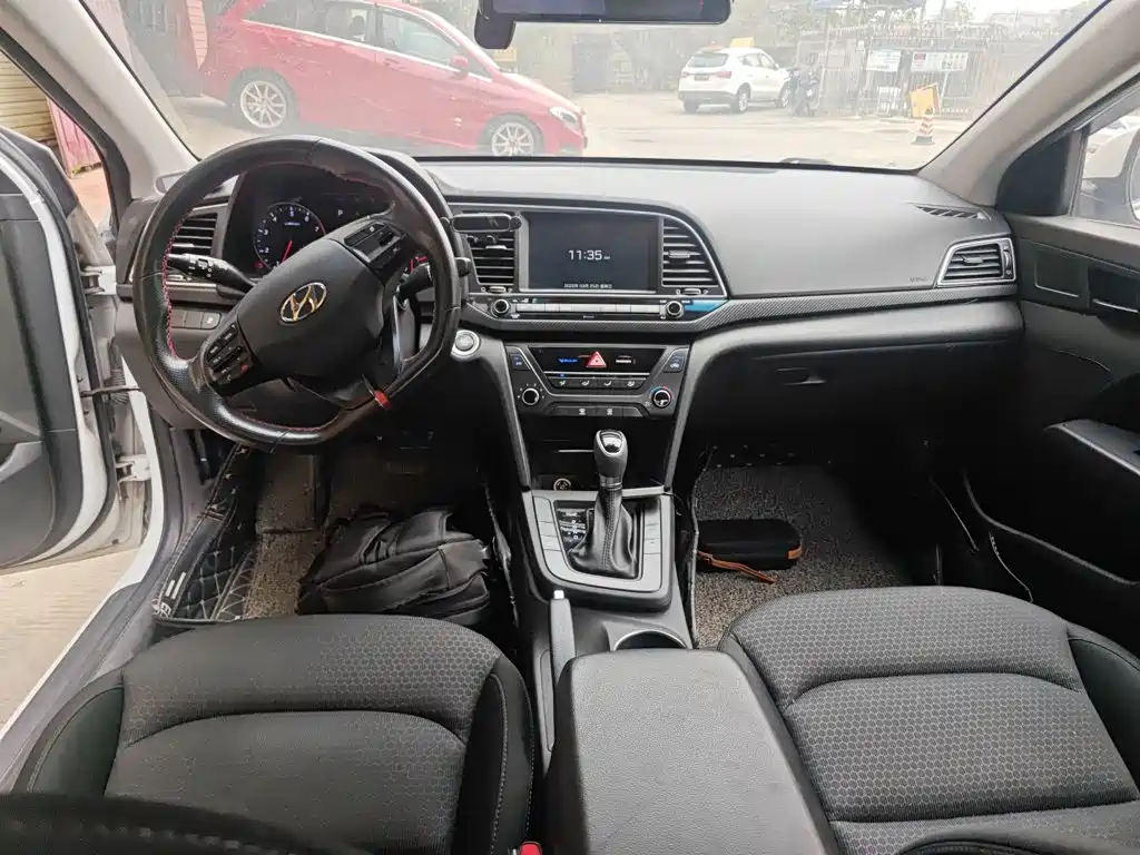 Elantra 1.4 T DCT Dynamic Shine · Active