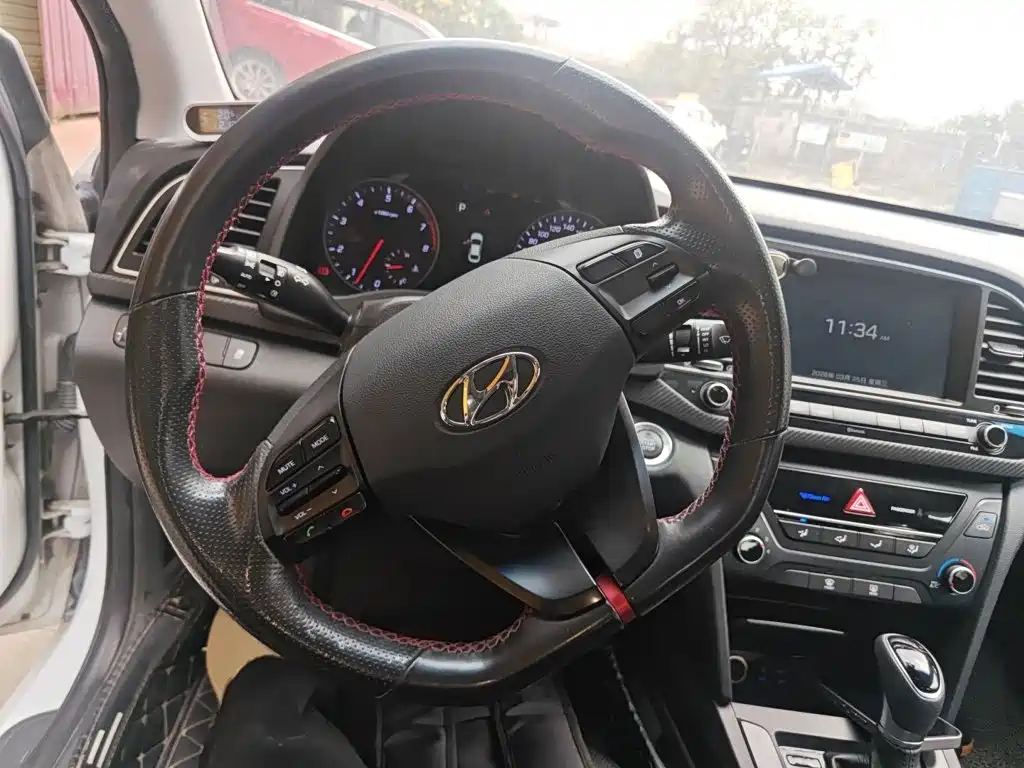 Elantra 1.4 T DCT Dynamic Shine · Active