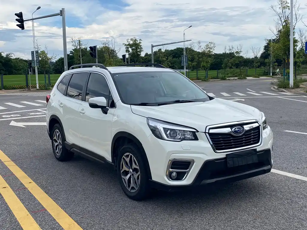 Forester 2.0 i Luxury