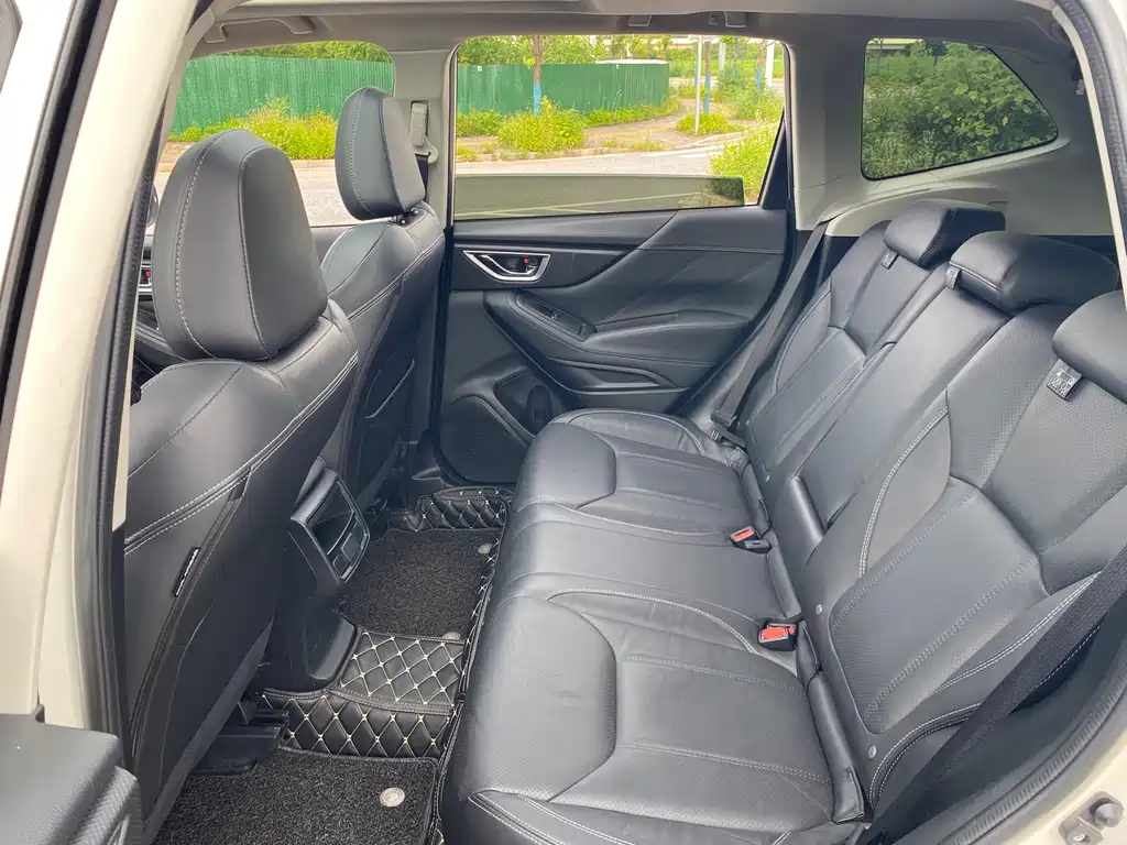 Forester 2.0 i Luxury