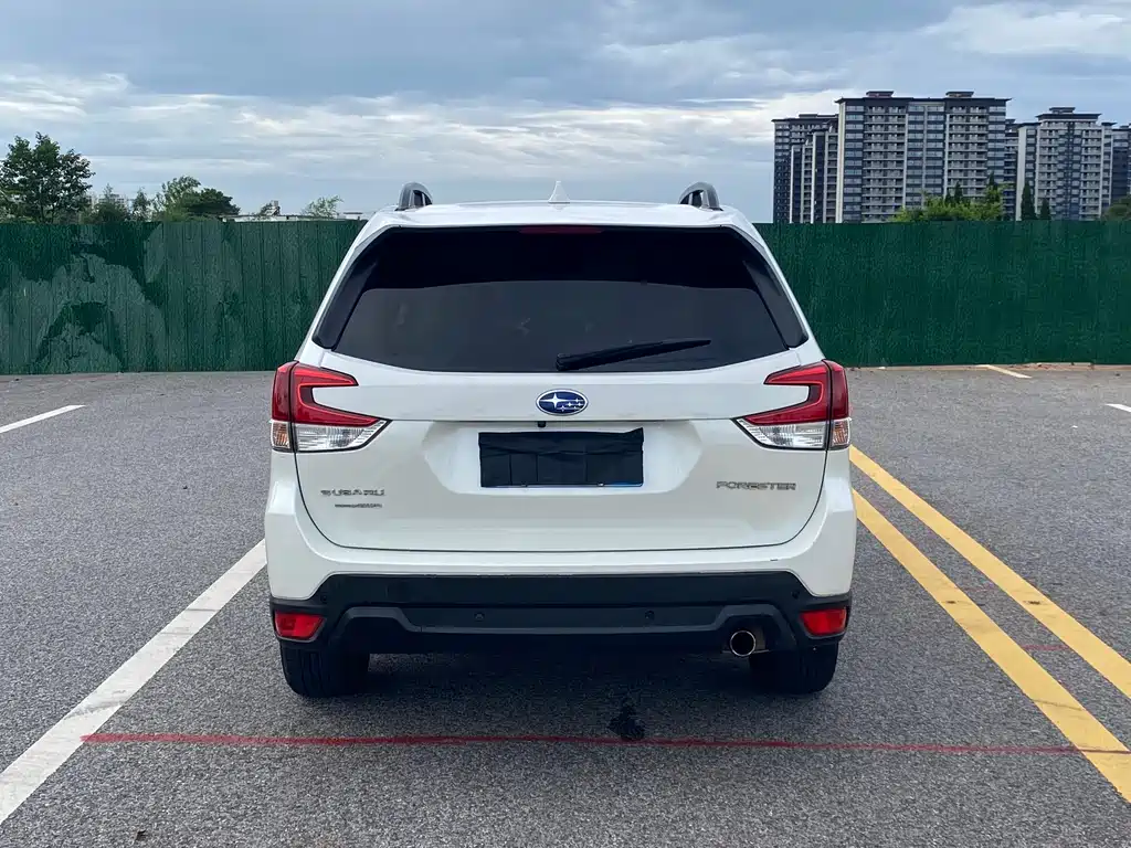 Forester 2.0 i Luxury