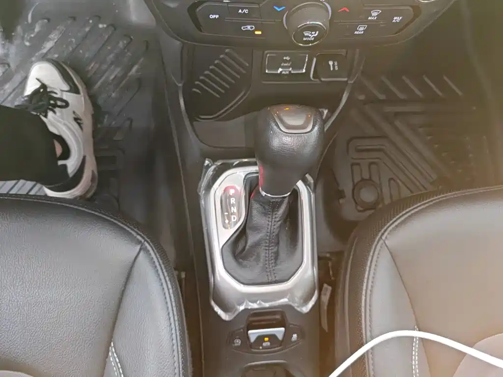 Renegade 自由侠 2019款 220 T 自动精英版