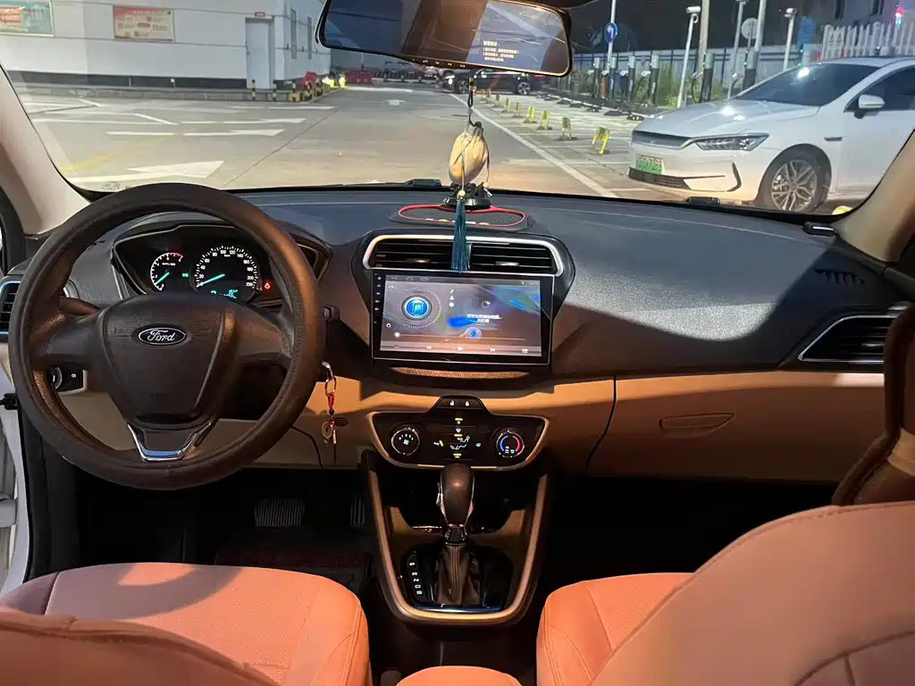 Escort 1.5 L Auto Comfort
