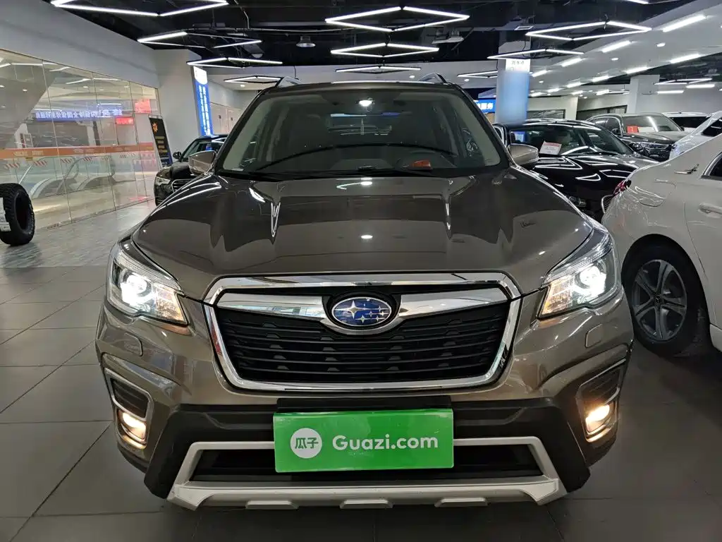 Forester 2.0 i Luxury