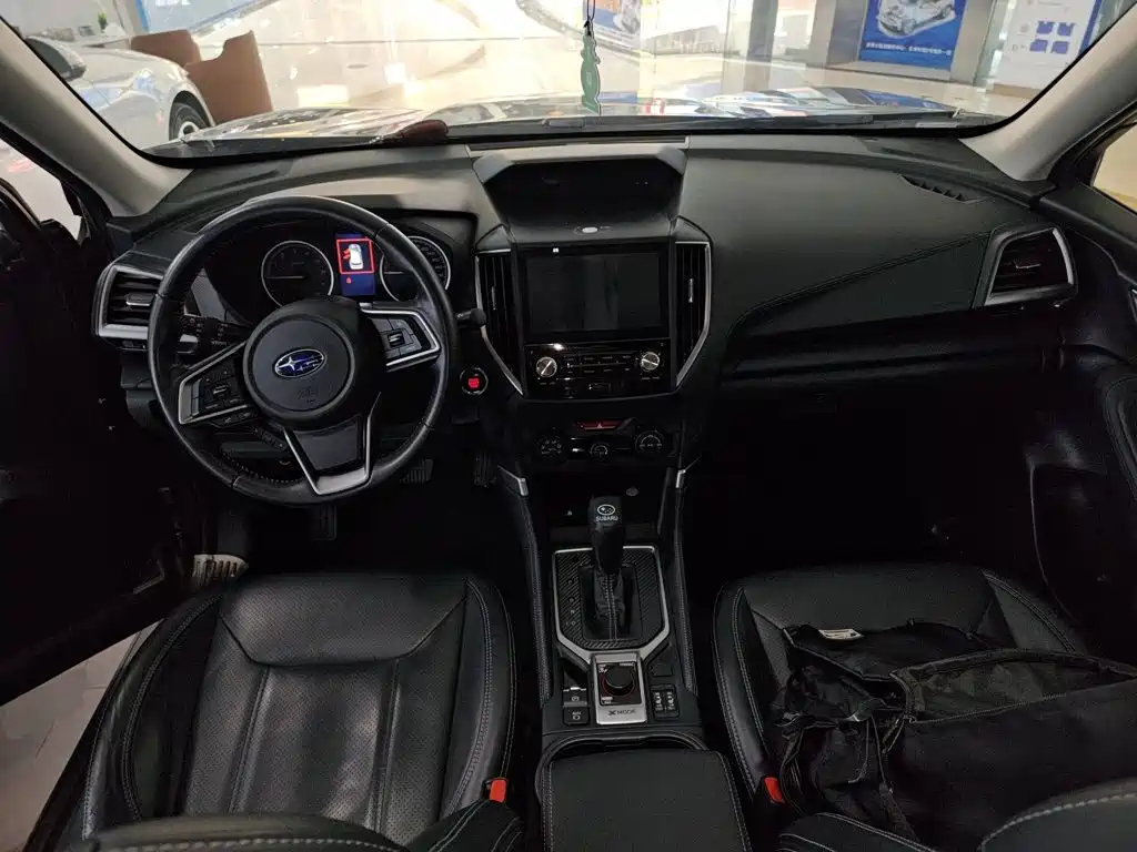 Forester 2.0 i Luxury