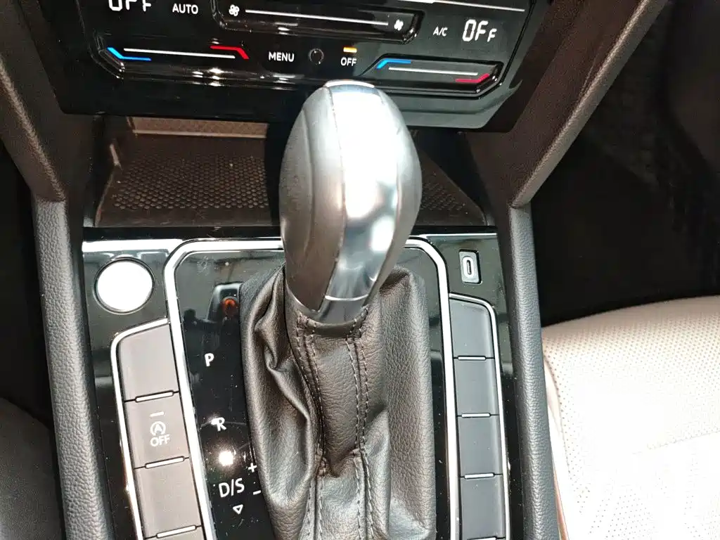Magotan 200 10 K Commemorative 330 TSI DSG Luxury