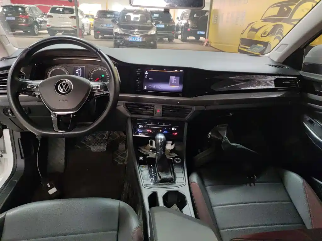 Bora 1.5 L Auto Elite