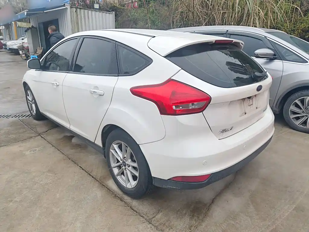 Focus Hatchback 1.6 L Auto Style