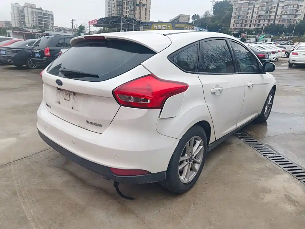 Focus Hatchback 1.6 L Auto Style
