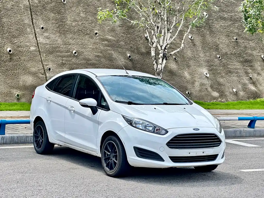 Fiesta Sedan 1.5 L Manual Style