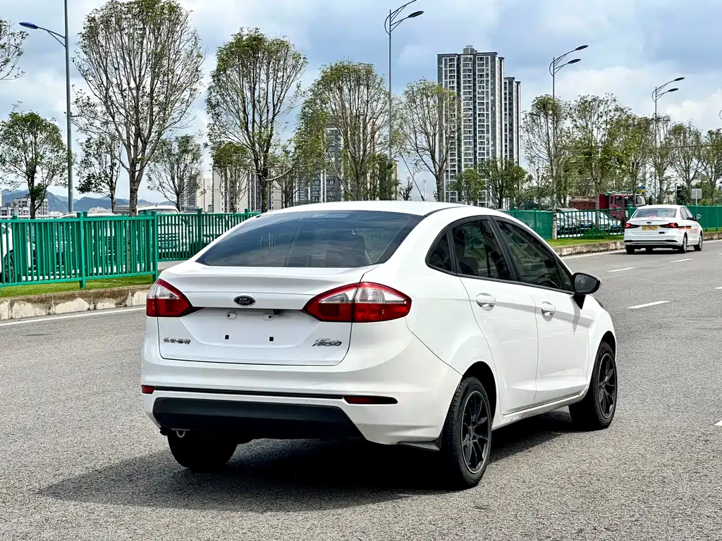 Fiesta Sedan 1.5 L Manual Style