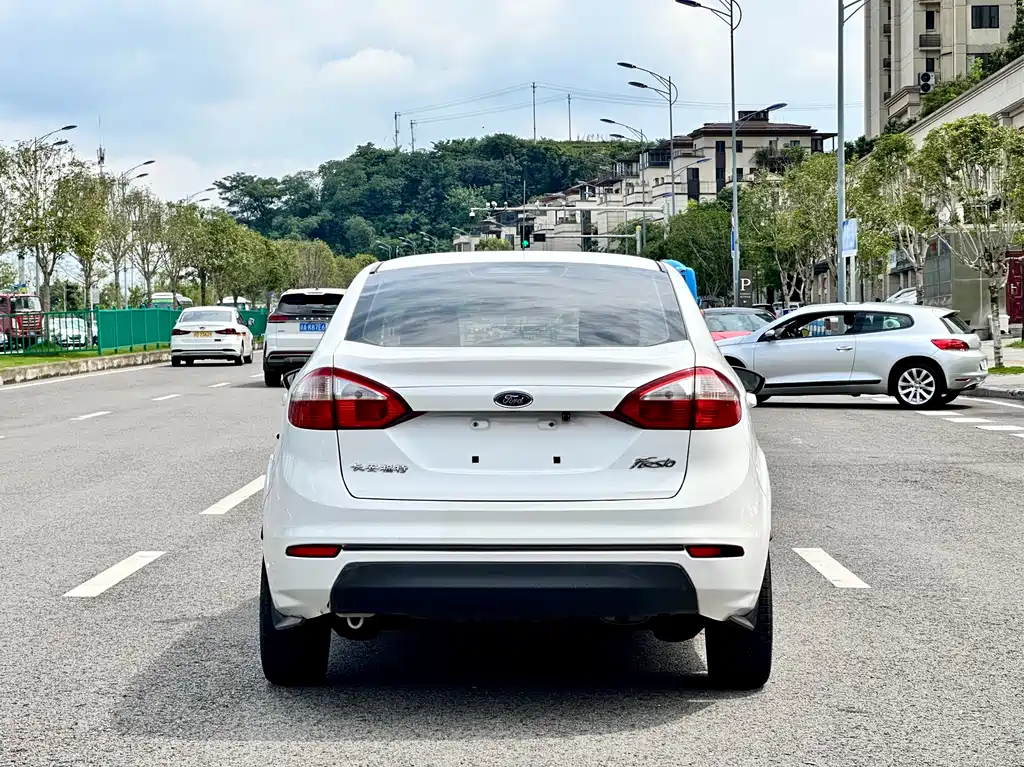 Fiesta Sedan 1.5 L Manual Style