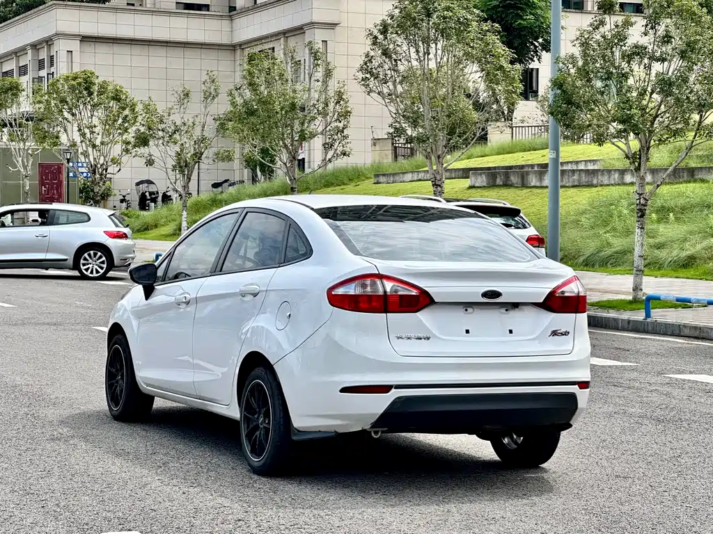 Fiesta Sedan 1.5 L Manual Style