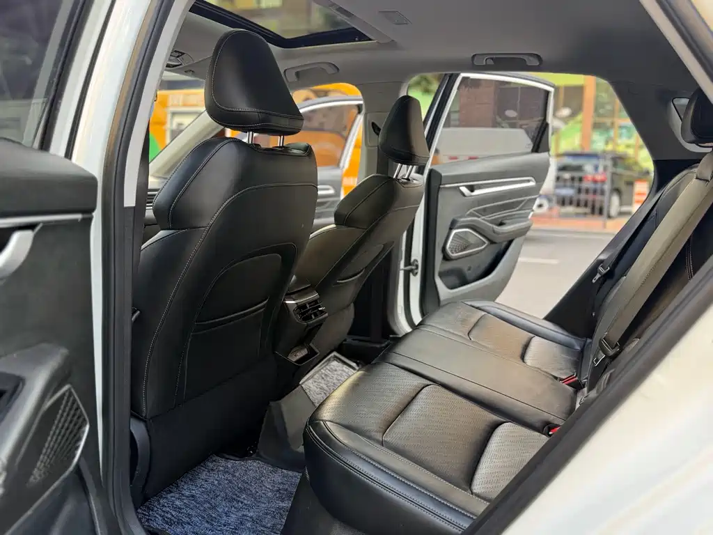 Emgrand 4 th Gen 1.5 L CVT Distinguished