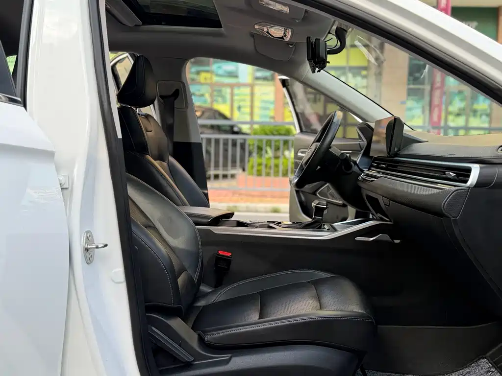 Emgrand 4 th Gen 1.5 L CVT Distinguished