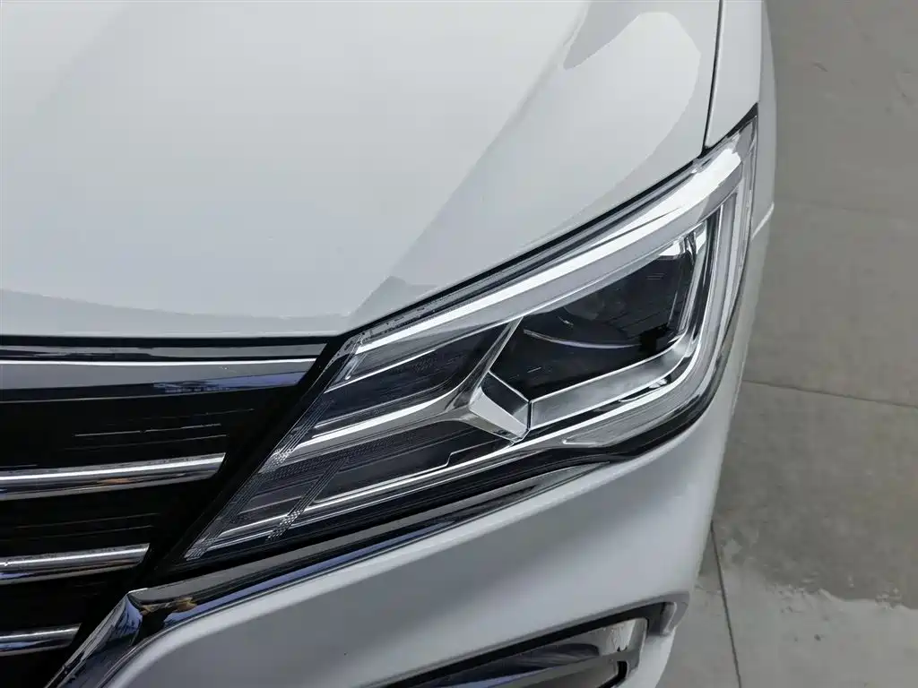Roewe i5 1.5 L Auto 4 G Connected Leading Luxury Flagship