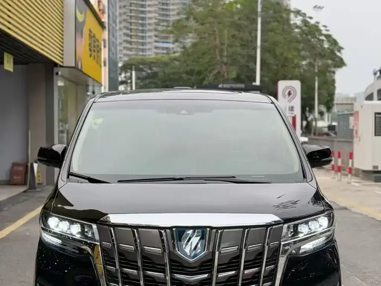 Toyota Vellfire Dual Engine 2.5 L HV Distinguished