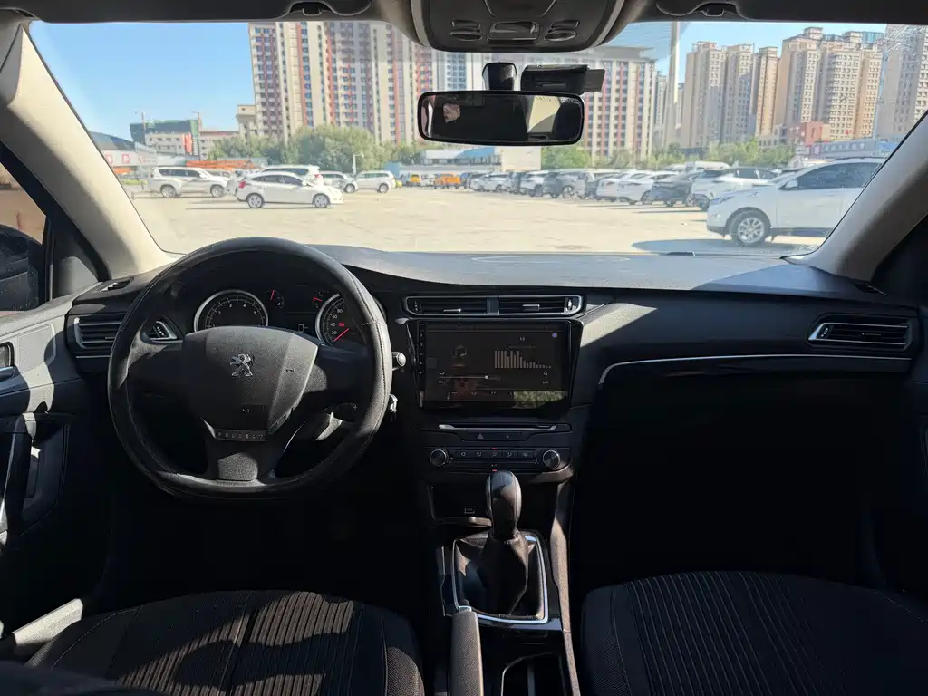 Peugeot 408 1.8 L Manual Leading