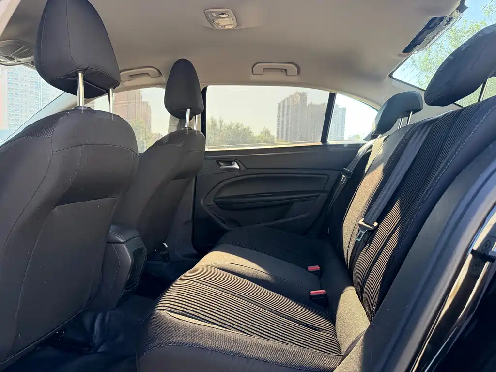 Peugeot 408 1.8 L Manual Leading