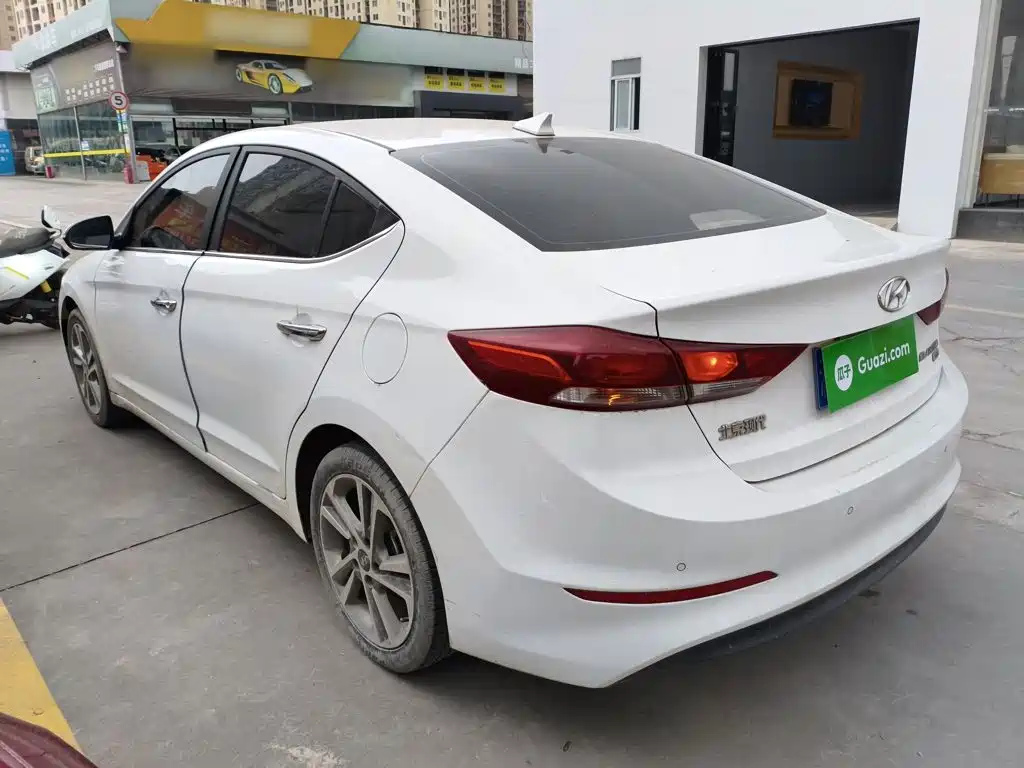Elantra 1.6 L Auto Smart Dazzle · Elite