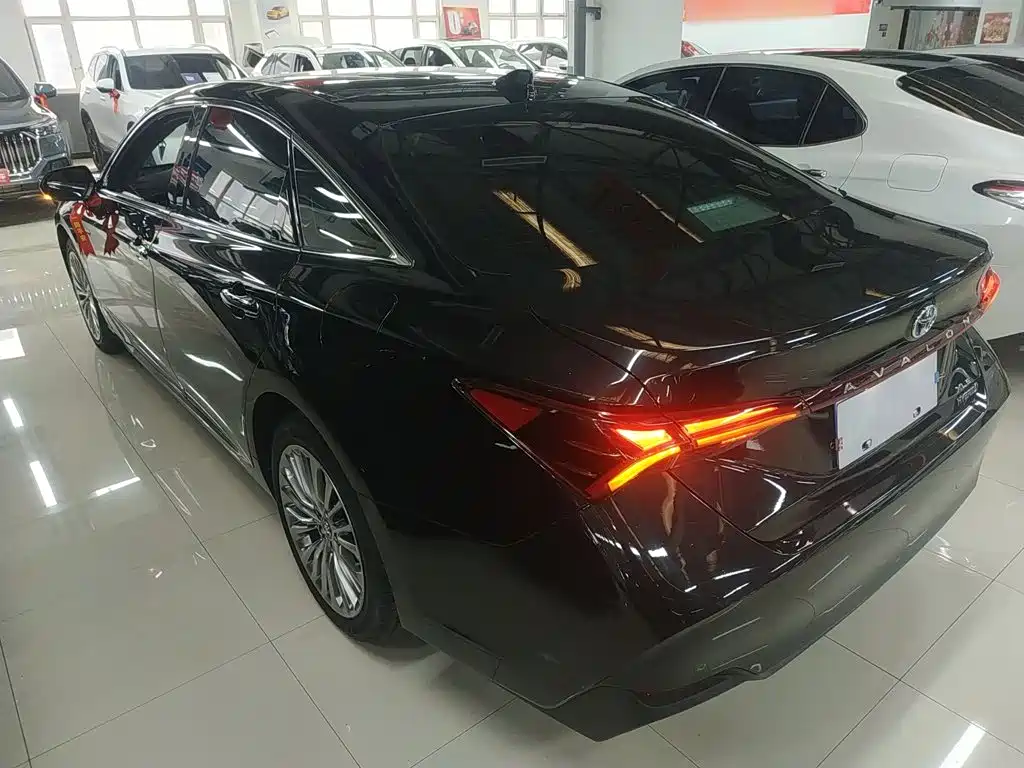Avalon Dual Engine 2.5 L XLE Distinguished CN-VI