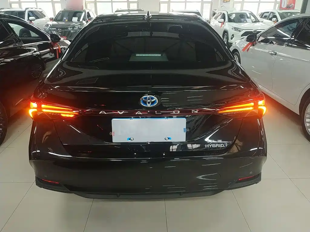 Avalon Dual Engine 2.5 L XLE Distinguished CN-VI