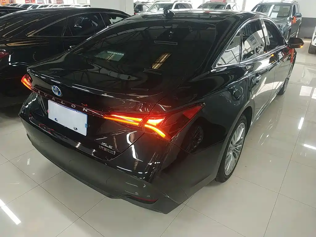 Avalon Dual Engine 2.5 L XLE Distinguished CN-VI