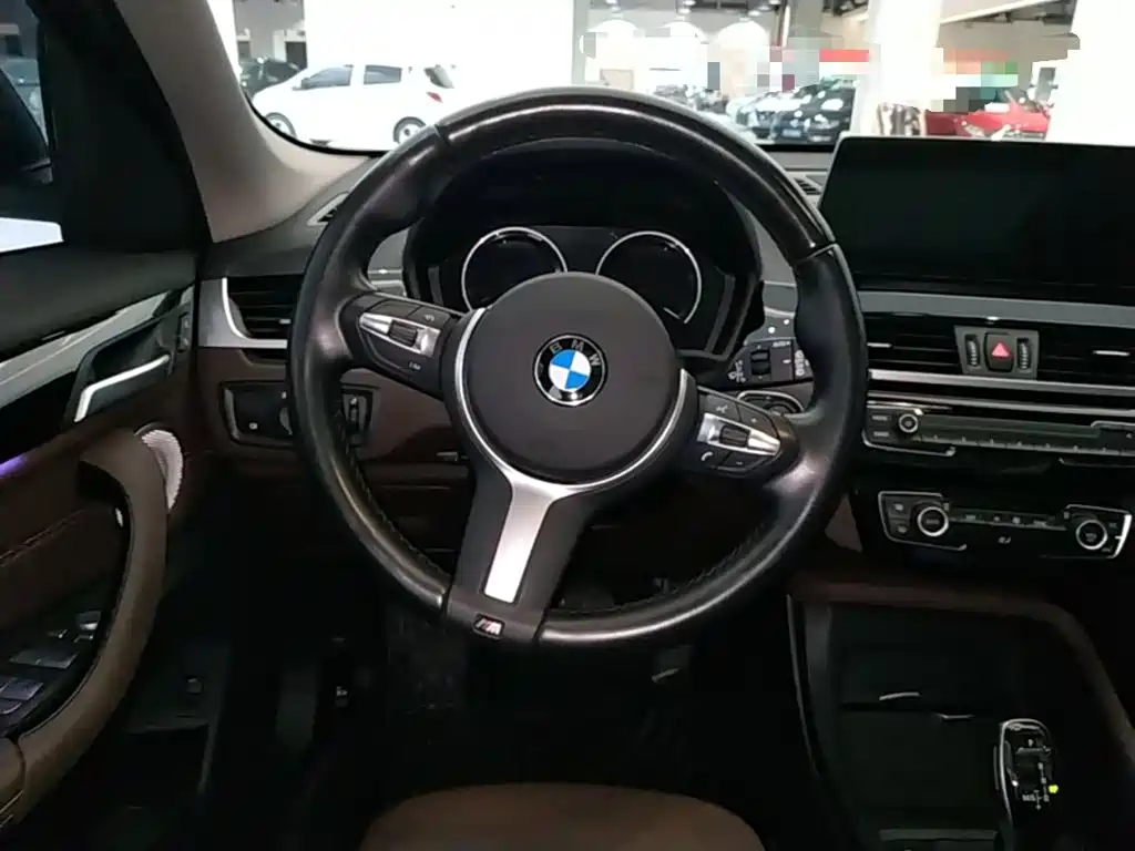 BMW X1 sDrive25 Li Leading