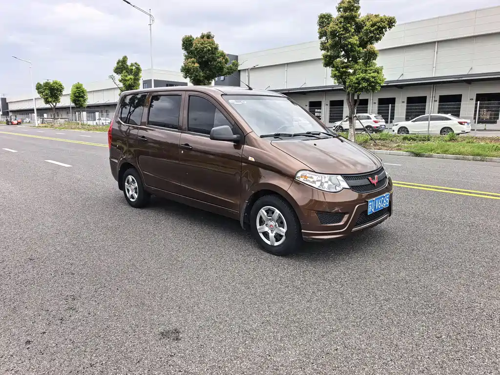 Wuling Rongguang S 1.5 L Basic 5 7-seat