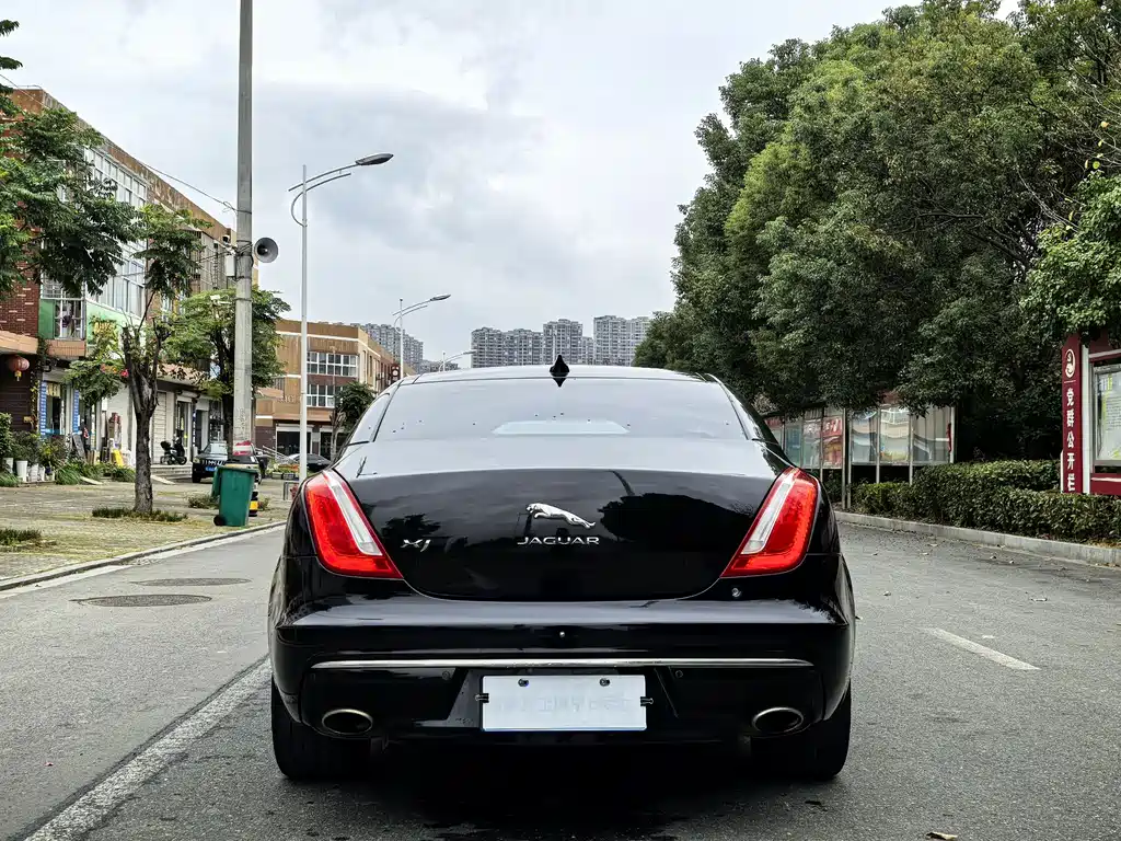 Jaguar XJ XJL 2.0 T 2 WD Graceful Business