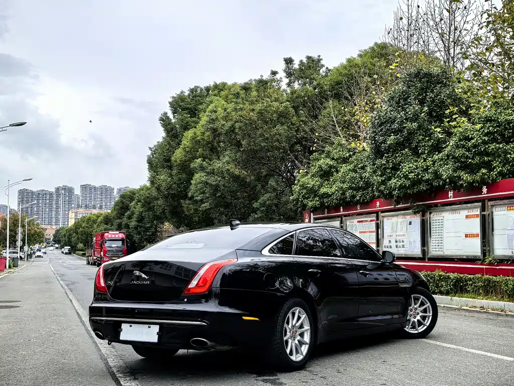 Jaguar XJ XJL 2.0 T 2 WD Graceful Business
