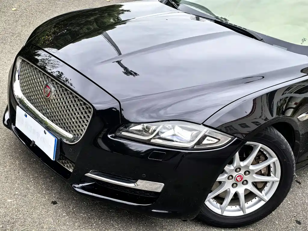 Jaguar XJ XJL 2.0 T 2 WD Graceful Business