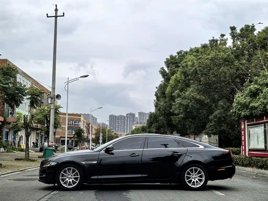 Jaguar XJ XJL 2.0 T 2 WD Graceful Business