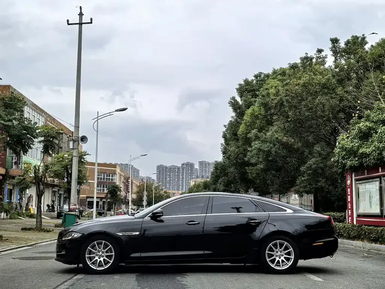Jaguar XJ XJL 2.0 T 2 WD Graceful Business